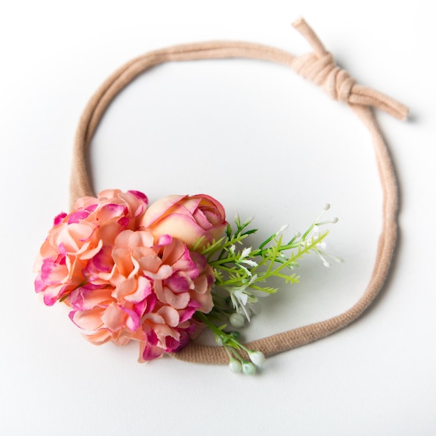 Kruh s kvetinovou výšivkou na plátne